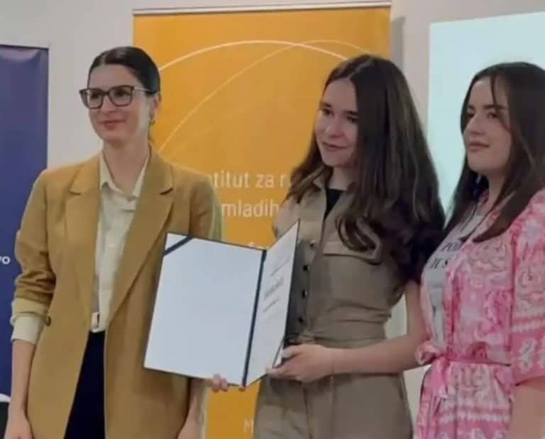 ucenice elektrotehnicke skole u tuzli arabela salihbegovic i monika ostojic pod mentorstvom profesorice lejle idrizovic osvojile prvo mjesto na konkursu o nasilju se ne suti