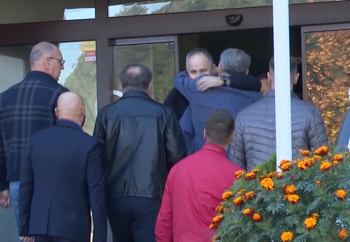 Dom penzionera, zagrljaji, žrtve