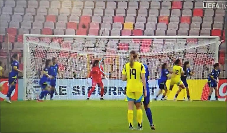 Ženska juniorska fudbalska reprezentacija BiH poražena je u 2. kolu Evropskog prvenstva od Švedske rezultatom 0:5 (0:3).