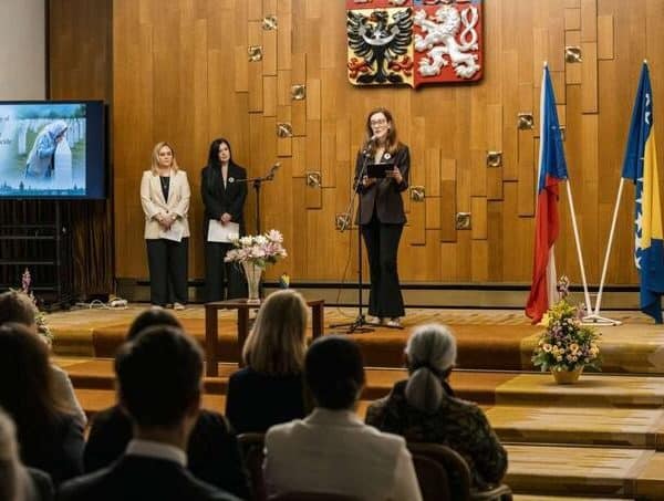 U ambasadi BiH u Češkoj održana je komemoracija povodom godisnjice genovida u Srebrenici, koju je organizovala ambasadorica Martina Mlinarević