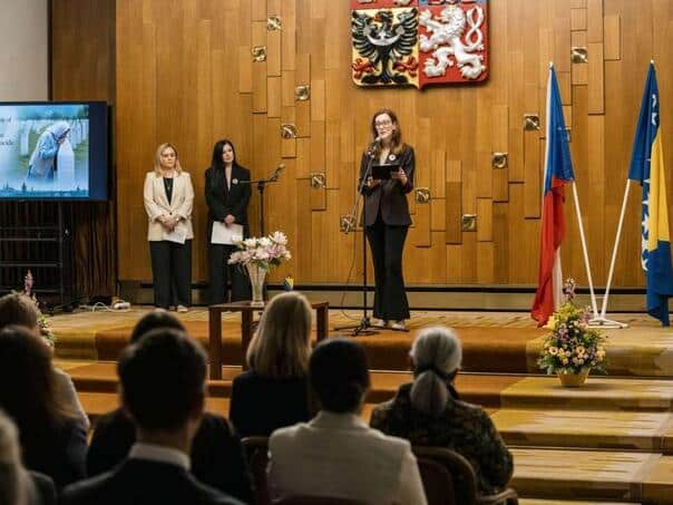 U ambasadi BiH u Češkoj održana je komemoracija povodom godisnjice genovida u Srebrenici, koju je organizovala ambasadorica Martina Mlinarević