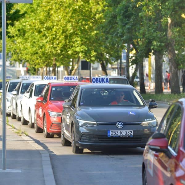 autoskole sa podrucja tk organoizovale protestnu voznju ulicama tuzle nezadovolčjni uvodjenjem digalitizacije u polafganje vozackih ispita
