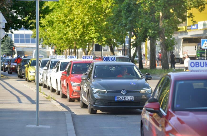 Protestna vožnja autoškola iz TK usporila saobraćaj u Tuzli (Foto)