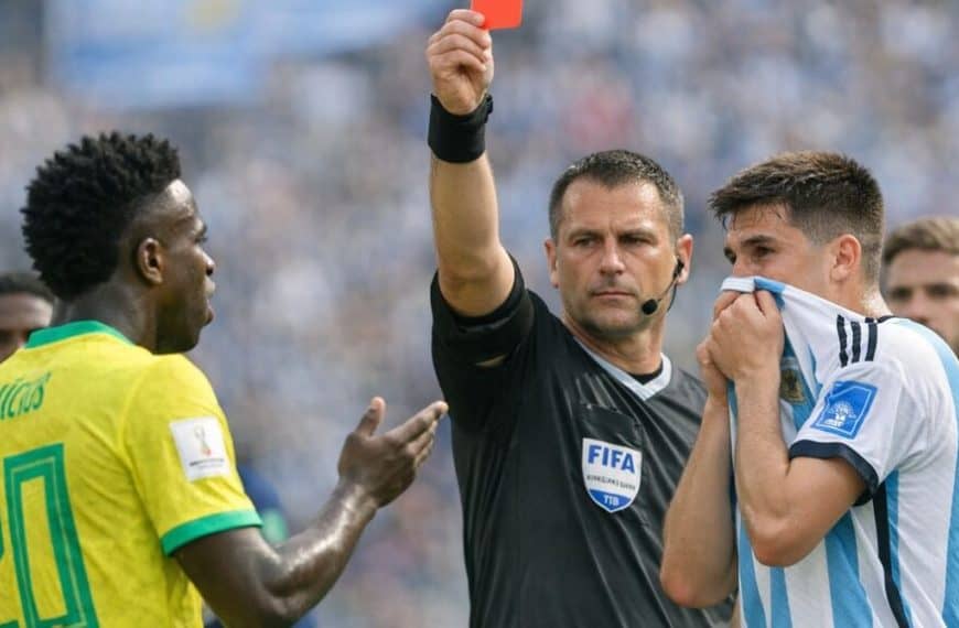 Pokrij usta i letiš van: FIFA uvodi štopericu na teren i crvene kartone za “šaputanje”!