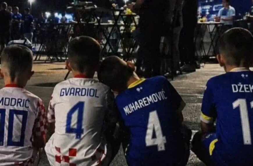 Fotografija dječaka u dresovima BiH i Hrvatske osvojila društvene mreže