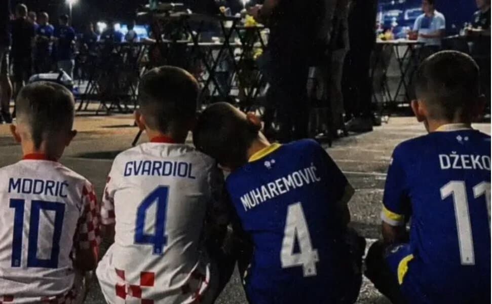 djecaci u dresovima hrvatske i bih zajedno pratili utakmicu na sp fotografija postala hit na drustvenim mrezama