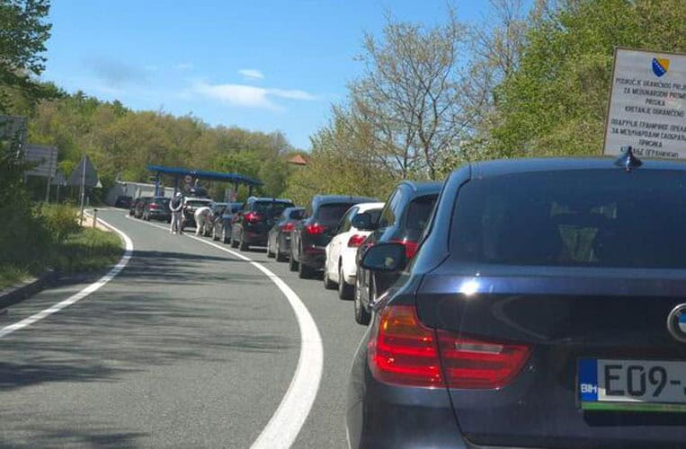 Pojačan saobraćaj prema jugu BiH, mogući zastoji na putevima i granicama