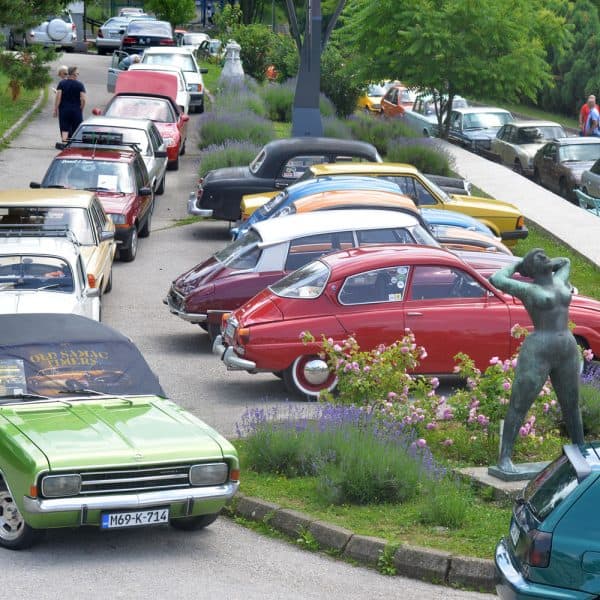 Spektakl za ljubitelje automobila: Više od 100 oldtimera na međunarodnom susretu u Tuzli (Foto)