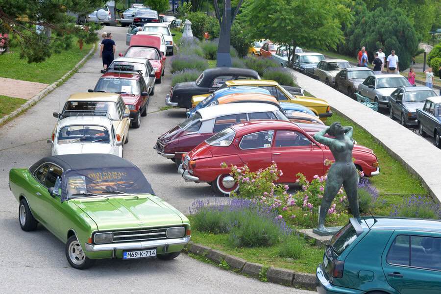 u tuzli poceli prvi medjunarodni susreti oldtimera preko 100 starih automobila izlozeno na panonskim jezerioma