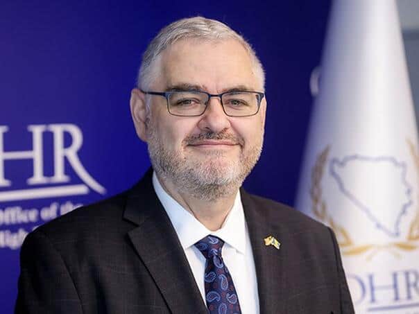 Ambasadori Upravnog odbora Vijeća za provedbu mira su danas u Sarajevu formalno imenovali sadašnjeg prvog zamjenika visokog predstavnika Louisa J. Crishocka za vršioca dužnosti visokog predstavnika za Bosnu i Hercegovinu do konačnog imenovanja novog visokog predstavnika