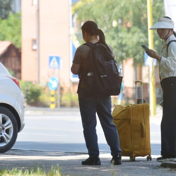 Paklene vrućine ispraznile ulice Tuzle: Oni koji moraju vani snalaze se kako znaju i umiju (Foto)