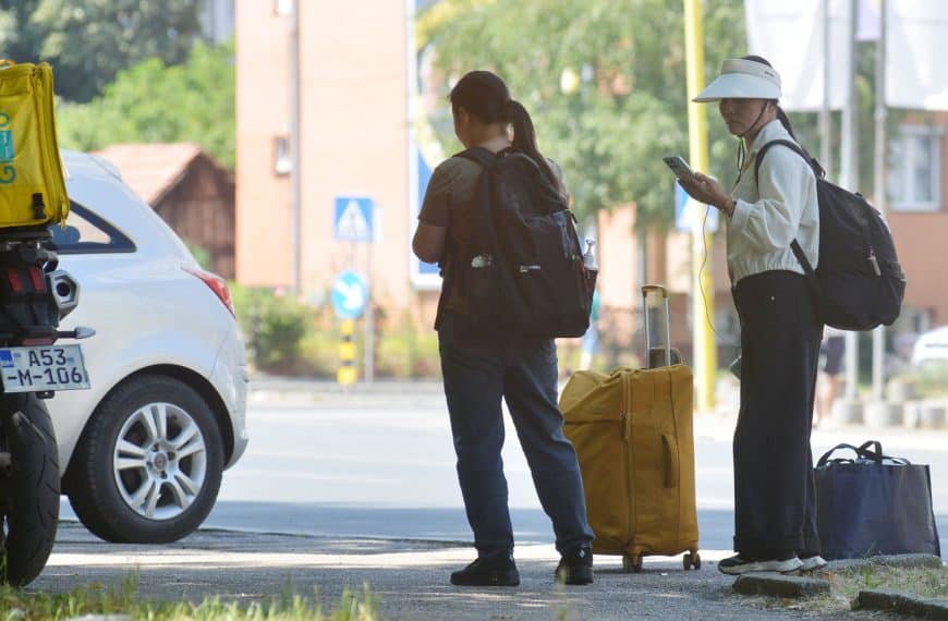 Paklene vrućine ispraznile ulice Tuzle: Oni koji moraju vani snalaze se kako znaju i umiju (Foto)