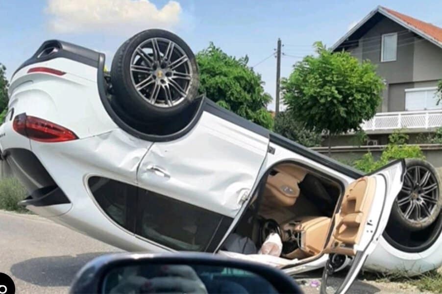 na putu bijeljina - zvornik na ulazu u janju dogodila se saobracajna nesreca u kojoj je vozac izgubio kontrolu na automobilom koji je zavrsio na krovu