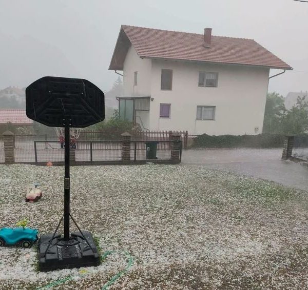 Dok se ruše toplotni rekordi u drugim gradovima, jedan dio BiH zahvatilo je jako nevrijeme s ledom