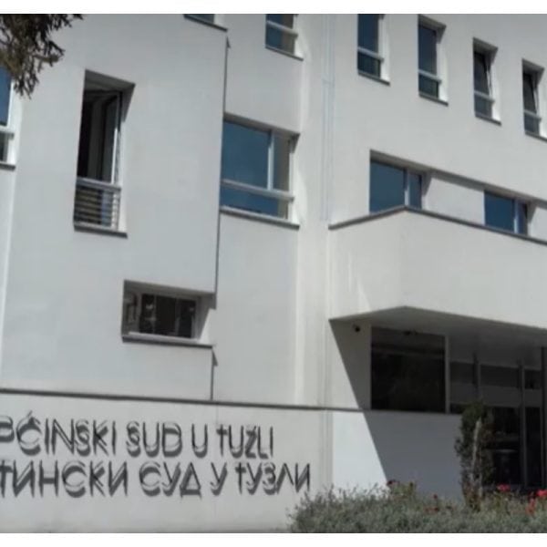 opcinski sud u tuzli oderedio je jednomjesecni pritvor dzevadu hasicu osumnjicenom za nanosenje teskih tjelesnih povreda