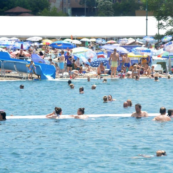 Ljetna atmosfera na Panonici: Slana jezera puna kupača i posjetilaca (Foto)