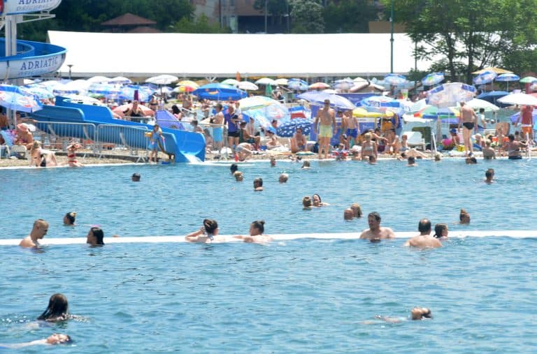 veliki broj posjetilaca zabiljezen je danas na panonskim jezerima u tuzli