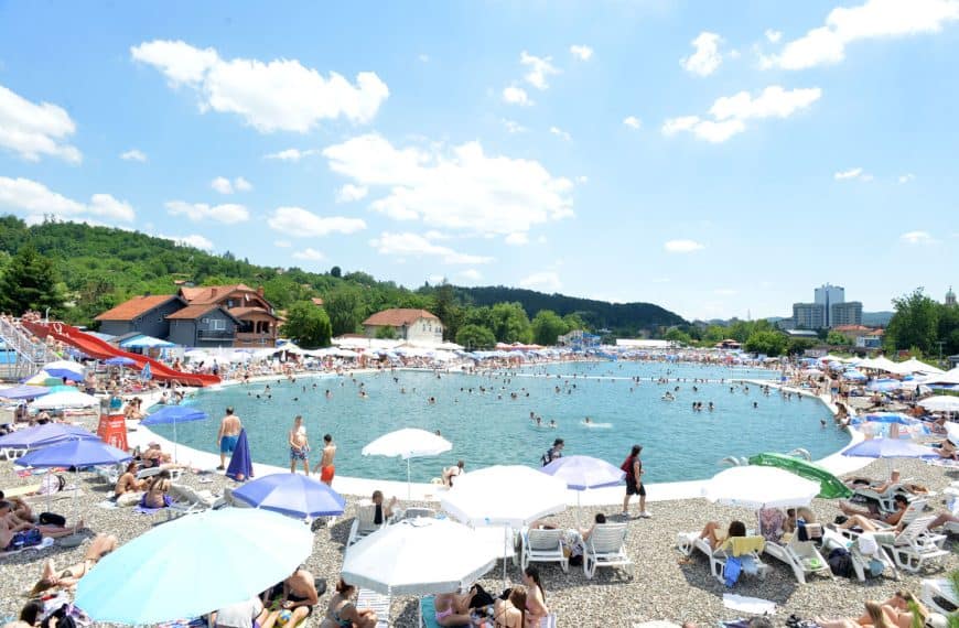 danas zadnji dan ljetne sezone na panonskim jeterima u tuzli od sutra kupanje nije dotzbvoljeno kapije ostaju otvorene za setnju u krugu kompleksa