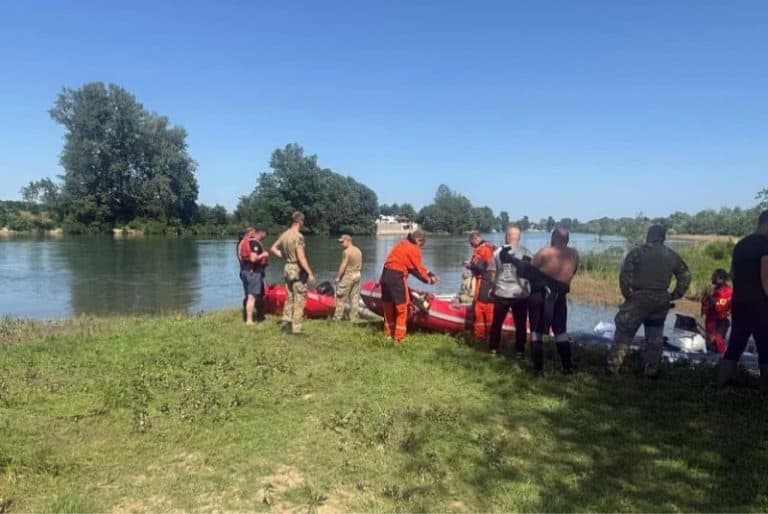 osmi dan spsioci i gradjani zvornika tragaju za djecakom koji je nestao u rijeci drini u pretragu terena ukljuceni i dronovi