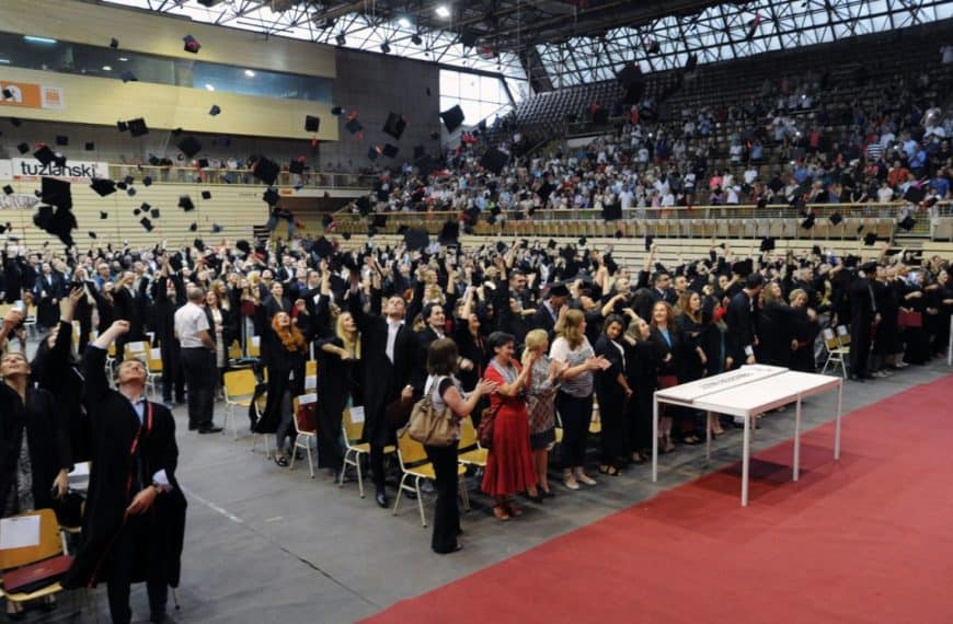 Više od 300 diplomanata i magistara bit će promovirano na svečanosti Univerziteta u Tuzli