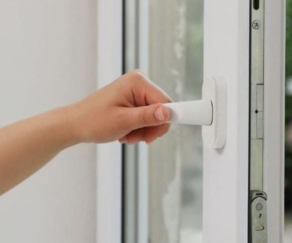 Vječita rasprava: Treba li prozore otvoriti ili zatvoriti tokom toplotnog vala?