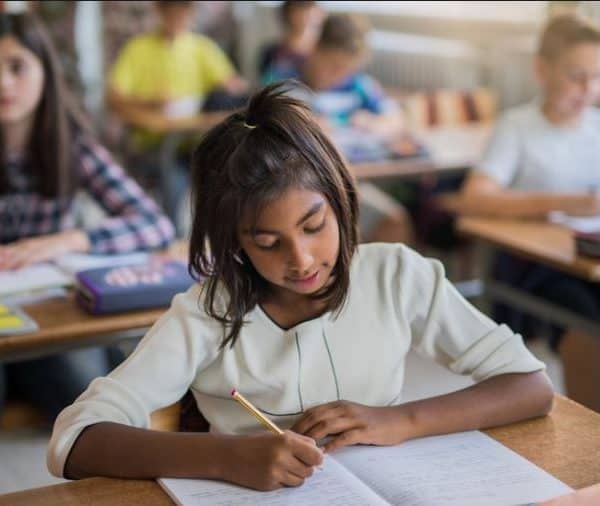 ministarstvo obrazovanja i nauke tk obezbjedilo stipendijwe za 47 ucenika srednjih skola romske nacionansoti i nacionalnih manji9na
