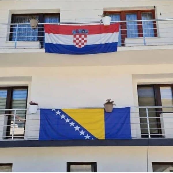 na kuci porodice jerkovic u dabrosinu kod gornjeg vakufa-uskoplja postavljene zastave bih i hrvatske cime su oni pokazalai da podjednako bodre obje selekcije