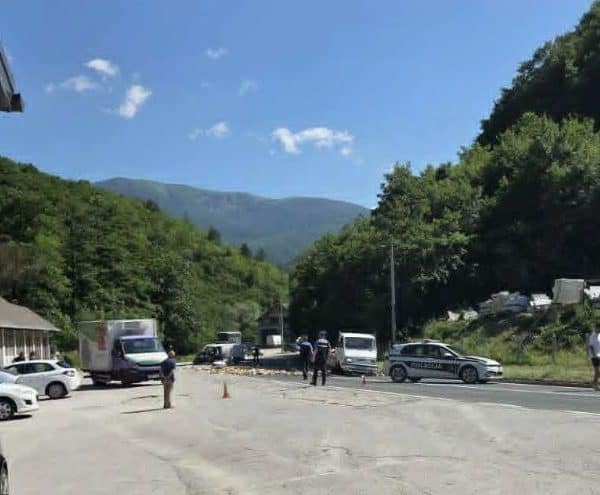 Teška saobraćajna nesreća kod Hadžića, povrijeđene dvije osobe