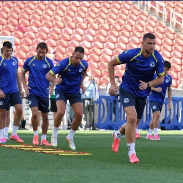 Zmajevi odradili trening na stadionu u Salt Lake Cityju pred Švicarsku: Navijači okupirali fudbalere nakon završetka
