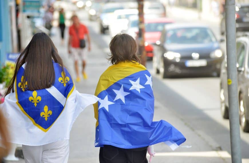 Zastave i dresovi na svakom koraku, Tuzla uz Zmajeve pred važan meč (Foto)