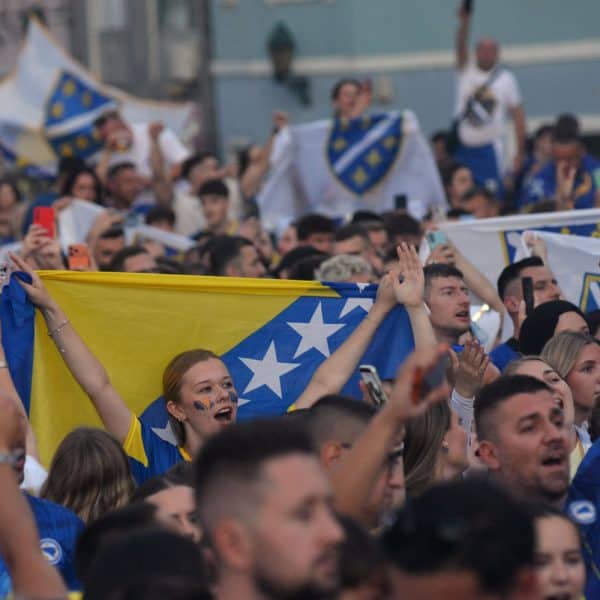 Trg slobode bio ispunjen navijačima, poraz BiH nije ugasio vjeru u prolaz dalje (Foto)