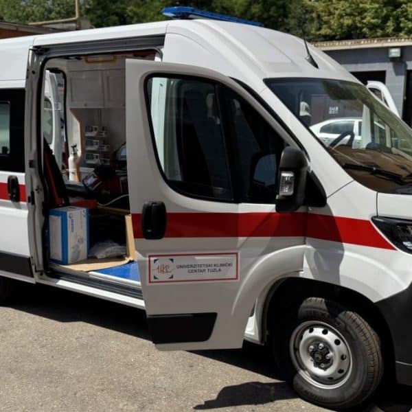 Novo sanitetsko vozilo za UKC Tuzla unaprijedit će transport pacijenata