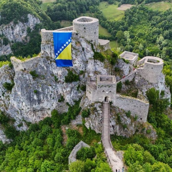 iz turisticke zajednice grada srebrenika pojasnili postavljanje zastave bih na kulu u starom gradu