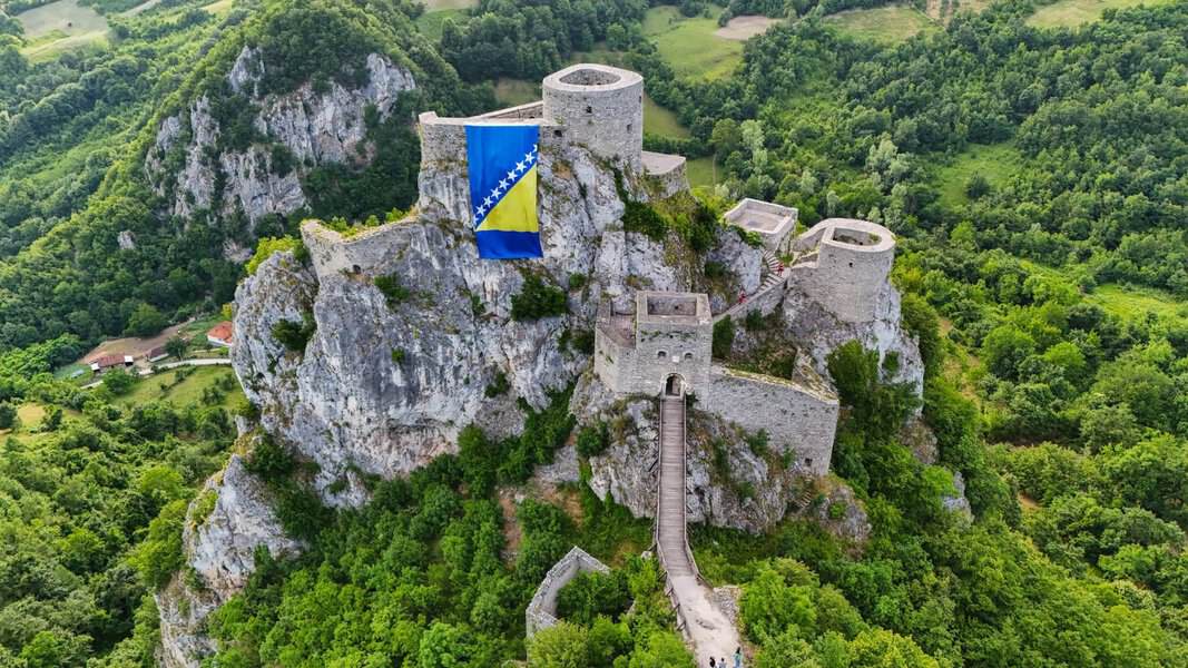 iz turisticke zajednice grada srebrenika pojasnili postavljanje zastave bih na kulu u starom gradu