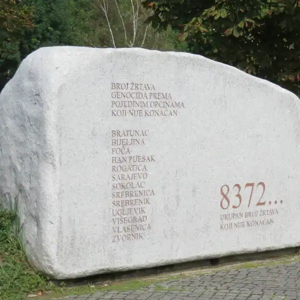 Tuzla u znaku sjećanja: Tradicionalna mirna šetnja “8372 za Srebrenicu”