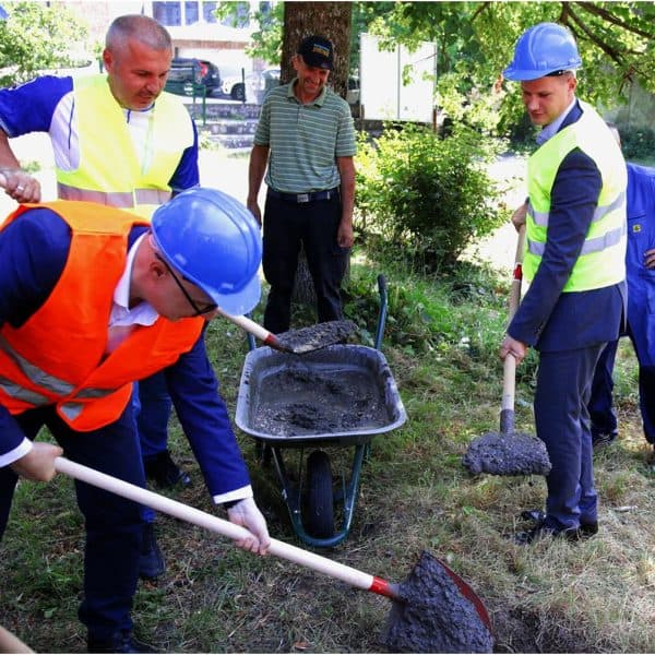 Položen kamen temeljac za novu sportsku salu u Stuparima (Foto)