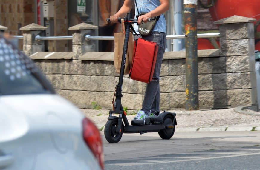 Sve više pritužbi na električne romobile u Tuzli, građani traže reakciju nadležnih