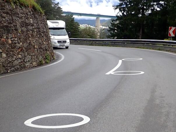 Ua cestama u mnogim državama iscrtavaju se bijeli krugovi koji služe kao upozorenje motociklistima da ulaze u opasne krivine