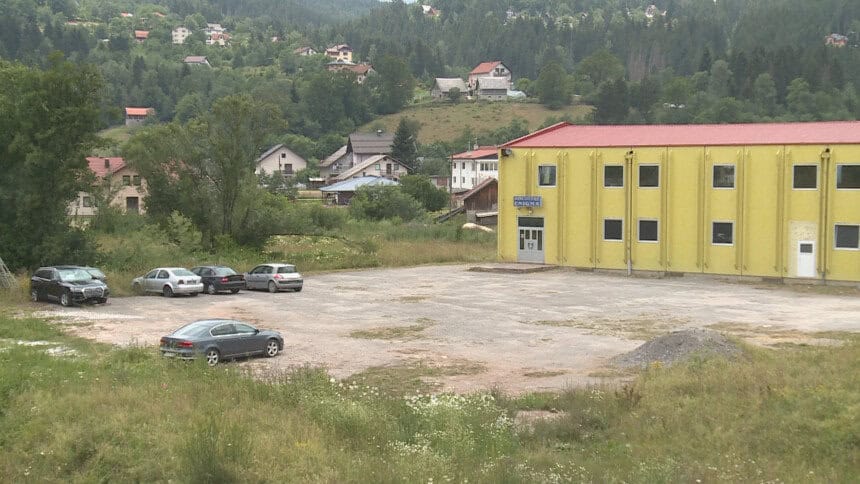 pripadnici mup-a rs sinoc su u jednoj diskoteci na palama sproveli raciju nakon toga oglasilo se nekoliko roditelja mladih koji su istakli da su policajci upotrijebili prekomjernu slsilu