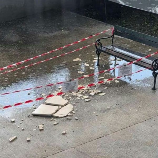 s historijskog muzeja bih otpale fasadne ploce srecom niko nuije povrijedjen