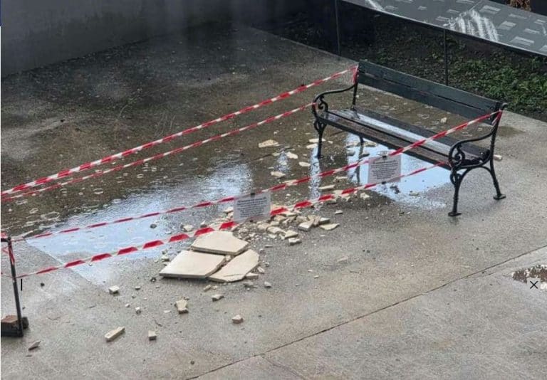 s historijskog muzeja bih otpale fasadne ploce srecom niko nuije povrijedjen