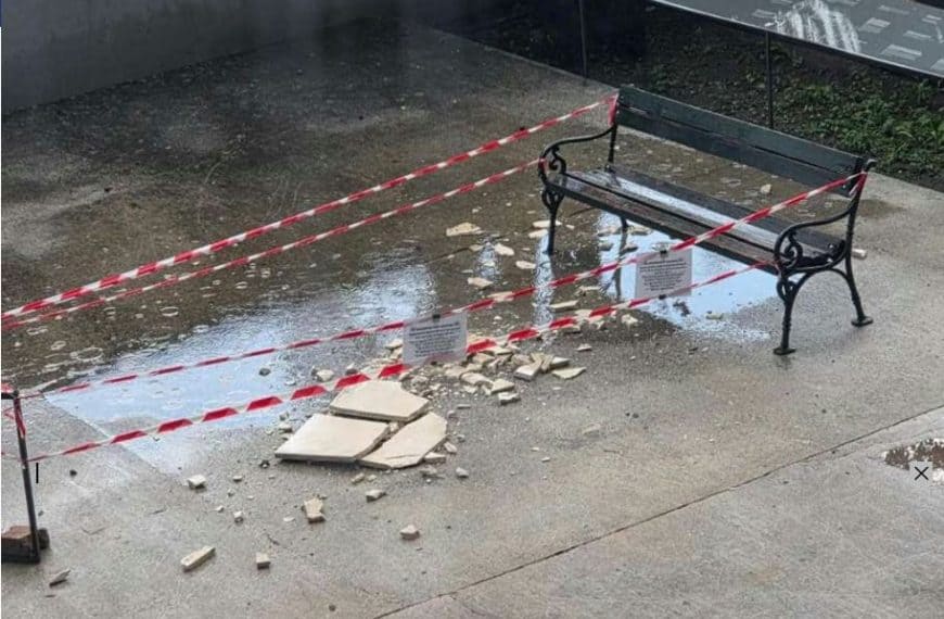 s historijskog muzeja bih otpale fasadne ploce srecom niko nuije povrijedjen