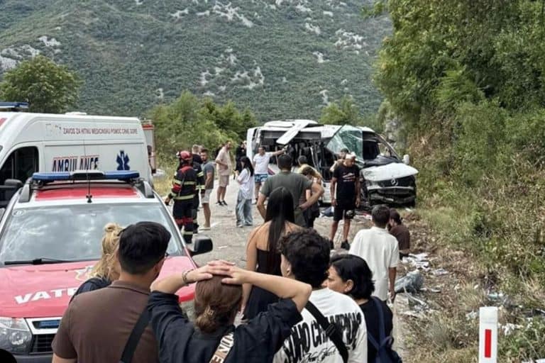 u teskoj nesreci na putu kotor - nikcic u mjestu lipci crna gora poginula je jedna osoba dok ih je 17 povrijedjeno