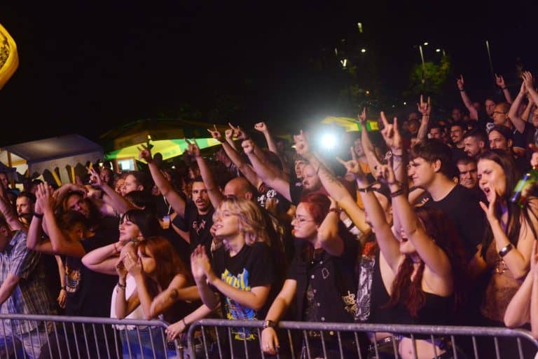 odlicna atmosfera i zabav vladala je u tuzlanskom parku kod muzicke skole tokom prve noci koncerata u sklopu festivala mladuh kkaleidoskop