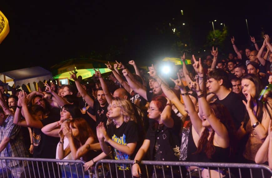 odlicna atmosfera i zabav vladala je u tuzlanskom parku kod muzicke skole tokom prve noci koncerata u sklopu festivala mladuh kkaleidoskop