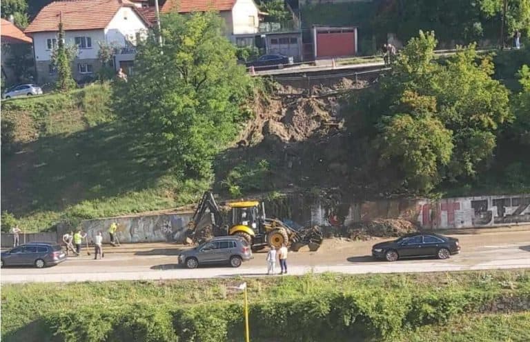 u tuzlanskom naselju sjenjak tokom protekle noci aktiviralo se kliziste nadlezne sluzbe vrse procjenu nakon cega bi trebala zapoceti sanacija