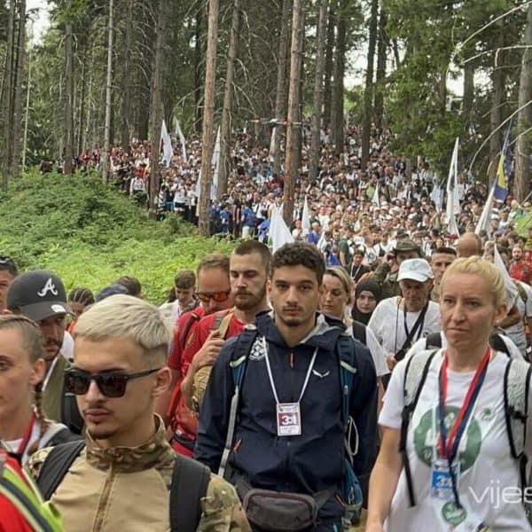 jutros je iz nezuka ka memorijalnom centru srebrenica - potocari krenuo mars mira