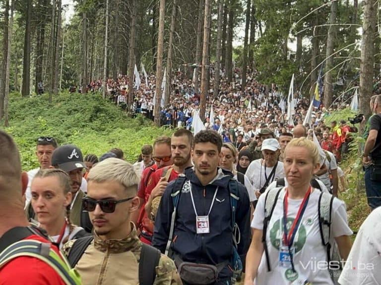 jutros je iz nezuka ka memorijalnom centru srebrenica - potocari krenuo mars mira
