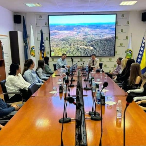 nacelnik opcine banovici mehmed hasanovic uprilicio je danas prijem za ucenike generacije