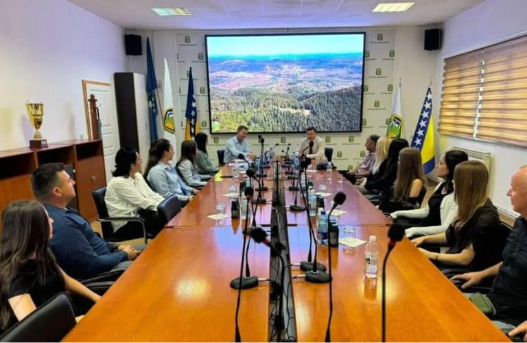 nacelnik opcine banovici mehmed hasanovic uprilicio je danas prijem za ucenike generacije